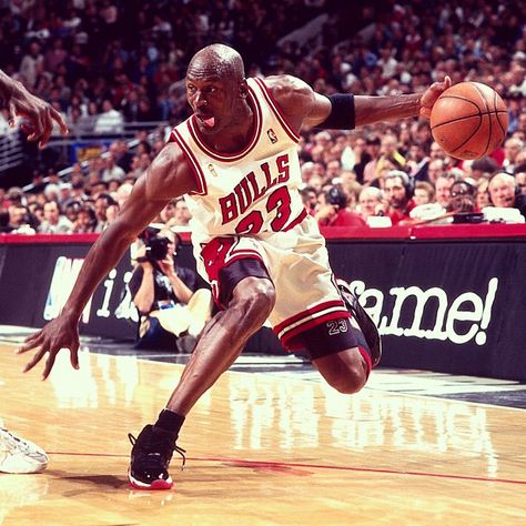 Girl Jordans, Michael Jordan Art, Michael Jordan Photos, Michael Jordan Pictures, Julius Erving, Michael Jordan Basketball, Bola Basket, Sport Nutrition, Basketball Photography