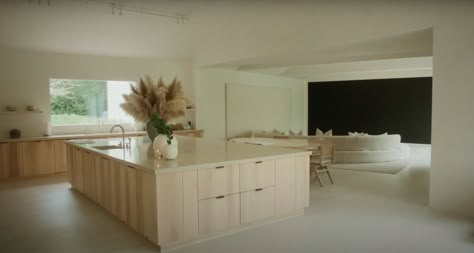 A Closer Look at Kim Kardashian's Kitchen and Living Room Kardashian Kitchen Decor, Kim Kardashian Kitchen, Kim K House, Kim Kardashian House, Kim Kardashian Home, Kardashian House, Kim House, Kardashian Home, Minimal Kitchen