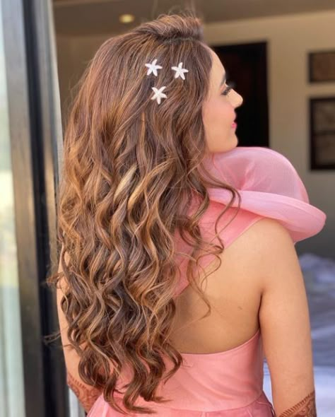 Hair Style Accessories for Indian Wedding Hairstyles Hairstyles For Lohri Function, Mehendi Hairstyles, Pool Party Hairstyles, Loose Curls Hairstyles, Circle Mehndi, Traditional Hairstyle, Indian Wedding Hairstyles, Curls Hairstyles, Hairstyles For Girls