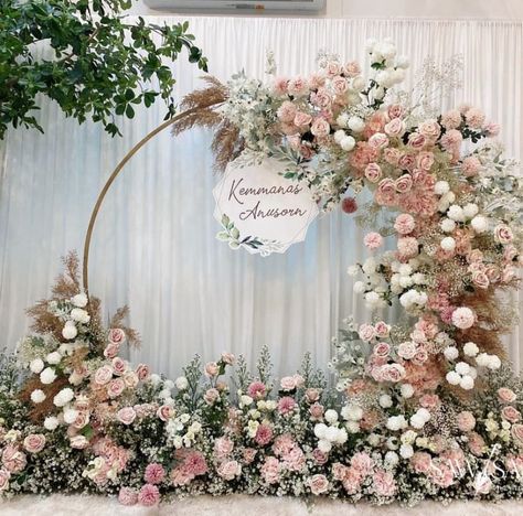 Decor Lamaran Simple, Dekor Lamaran, Stage Backdrop Design, Engagement Portraits Poses, Bridal Room Decor, Dekorasi Wedding, Portraits Poses, Pink Quince, Bridal Room