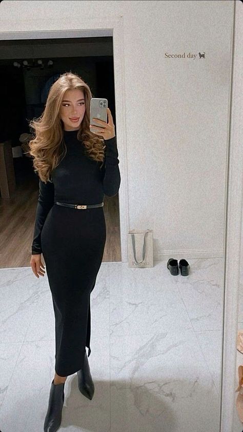 Classy Parisian Style Dresses, Elegant Parisian Style, Classy Lawyer Outfits, Fitted Long Skirt Outfits, Work Outfits Fall 2024, Latest Winter Outfits For Women, Lawyer Outfit Aesthetic, Stylish Work Attire Classy, Dresses For Prom Short