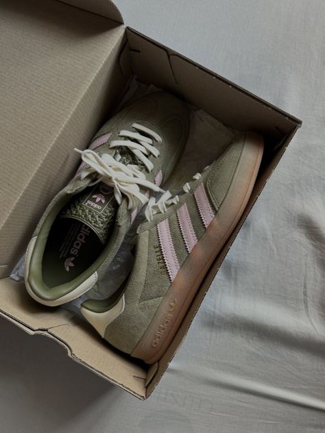 Green Adidas Gazelle, Adidas Gazelle Green, Green Gazelle, Samba Outfit Ideas, Adidas Samba Outfits, Samba Outfits, Adidas Gazelles, Gazelle Adidas, Adidas Samba Outfit