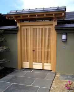 See a beautifully designed and crafted Japanese-style entrance gate and Japanese-style sliding front door located in Tiburon, CA on our website. Modern Fences, House Entrance Doors, Japanese Fence, Japanese Gate, Japanese Door, Asian House, Japanese Home Design, Traditional Japanese Architecture, Japanese Style House