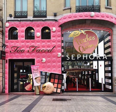 Arabic Woman, Too Faced Peach, Makeup Store, Salon Interior Design, Cosmetic Shop, Salon Decor, Makeup Goals, Store Front, Beauty Room