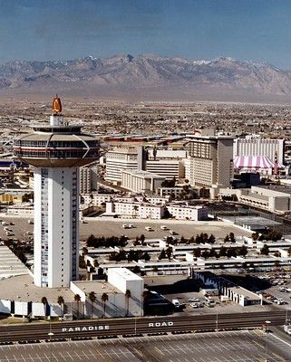 Photograph of the Landmark Hotel & Casino, Las Vegas, circ… | Flickr Las Vegas Luxury Hotels, Vegas Hotel Rooms, Vegas Vintage, Vegas Skyline, Las Vagas, Vintage Vegas, Old Vegas, Vintage Las Vegas, Resort Architecture