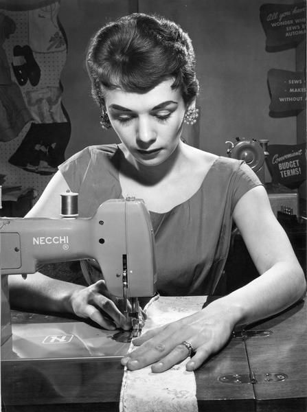 Sewing Photography, Vintage Housewife, Lori Holt, Trendy Sewing, Vintage Wardrobe, Love Sewing, Sewing Trim, Photography Women, Vintage Girls