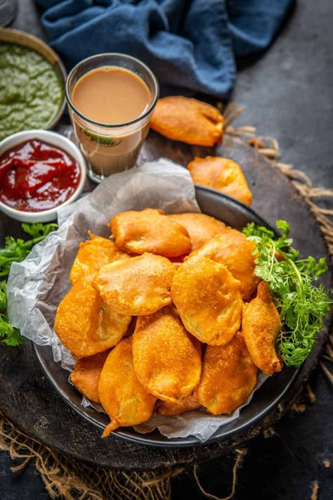 Aloo Pakora, Pakora Recipe, Iftar Party, Pakora Recipes, Potato Snacks, Sweet Potato Wedges, Tea Snacks, Chaat Masala, Indian Street Food