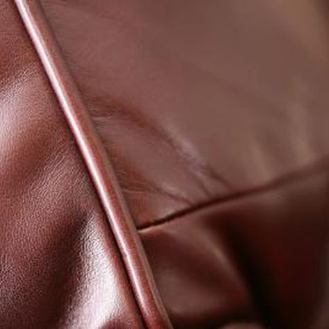 Keep your leather couch looking nice by removing wrinkles. Couch Stains, Leather Couch Repair, Cleaning Leather Couch, Couch Repair, Faux Leather Couch, Remove Water Stains, Best Leather Sofa, Foto Transfer, Leather Repair