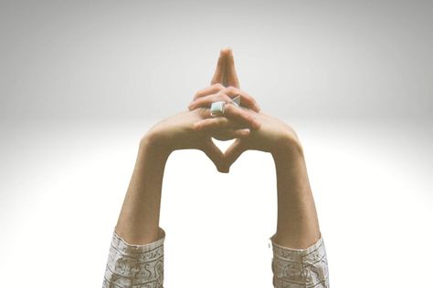 Uttarabodhi Mudra (Enlightenment Gesture): How to Do, Benefits - Fitsri Uttarabodhi Mudra, Gyan Mudra, Pranayama Yoga, Yoga Articles, Buddhist Beliefs, Hand Mudras, Anahata Chakra, Yoga Workshop, Online Yoga Classes