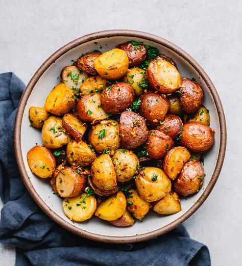 Perfect Roast Potatoes, Rosemary Roasted Potatoes, Rosemary Recipes, Roasted Baby Potatoes, Mini Potatoes, Roasted Potato Recipes, Rosemary Garlic, Side Dish Recipes Easy, Oven Baked Chicken