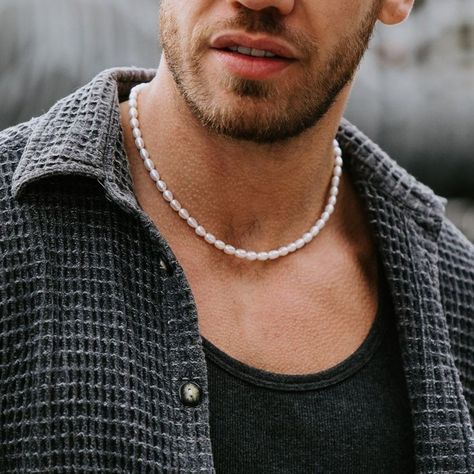 Man Pearl Necklace, Guys Wearing Pearls, Men’s Pearl Necklace, Pearl Chain Men, Men Wearing Pearls, Men Pearls, Freshwater Mussels, Pearl Necklace Outfit, Mens Pearl Necklace