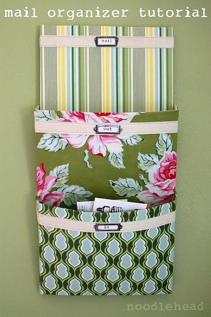 Such a cute way to organize your incoming and outgoing mail :) Sewing Organizer Pattern, Hanging Mail Organizer, Diy Mail Organizer, Diy Mail, Letter Organizer, Diy Sewing Gifts, Costura Diy, Mail Organizer, Sewing Organization