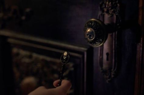 Keyhole Aesthetic, Locke And Key Aesthetic, Key Aesthetic, Locke And Key, Shifting Motivation, Gothic Academia, Set Decor, Lock And Key, Series Movies