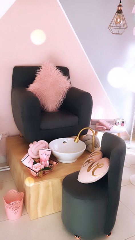 Black And Pink Salon, Pedicure Decor, Pedicure Room Ideas, Nails Salon Decoration, Nail Salon Ideas, Home Nail Salon Ideas, Nail Room Ideas, Pedicure Station, Nail Salon Interior Design