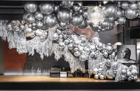 Silver Balloon Installation, Silver Balloons Decoration, Outdoor Decorations Ideas, Futuristic Party, Casino Birthday Party, 60th Birthday Party Decorations, Casino Birthday, Christmas Balloon Decorations, Disco Party Decorations