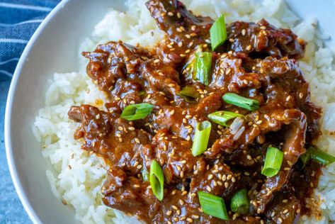 Slow Cooker Korean Beef, Honey Garlic Pork Chops, Mongolian Beef Recipes, Savory Meals, Mongolian Beef, Korean Beef, Chinese Dishes, Flank Steak, Sweet And Savory