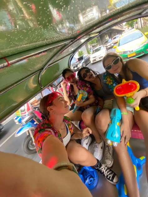 Thailand Songkran, Waterpark Aesthetic Friends, Water Park Aesthetic Friends, Hangout With Friends Aesthetic, Summer Hangout, Having Fun Aesthetic, Crazy Summer, Summer Hangout Ideas, Thailand Aesthetic