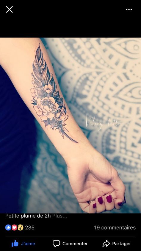 Plume Tattoo, Feather Background, Feather Tattoo Design, Inspiration Tattoos, Forearm Tattoo Women, Flowers Tattoo, Feather Tattoo, Arm Tattoos For Women, Feather Tattoos