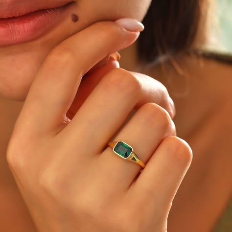 Green Emerald Engagement Ring, Emerald Gold Ring, Emerald Engagement Ring Green, Gold Emerald Ring, Smaragd Ring, Emerald Style, May Birthstone Rings, Emerald Ring Gold, Ring Birthstone