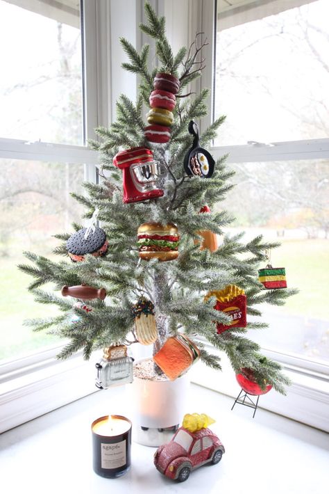 How to Cook Up an Inviting Festive Christmas Kitchen Christmas Tree Kitchen Theme, Small Kitchen Christmas Tree, Christmas Tree With Food Ornaments, Food Theme Christmas Tree, Kitchen Theme Christmas Tree, Food Ornaments Christmas Tree, Food Christmas Tree Ornaments, Setting Table Ideas, Christmas Tree In Kitchen