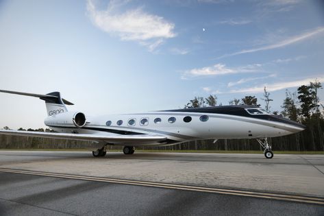 Gulfstream Fills Its Model Lineup with G400, G800 - FLYING Magazine Gulfstream G800, Large Cabin, Gulfstream Aerospace, Private Jet Plane, Private Planes, Aviation Fuel, Private Plane, Head Up Display, Jet Plane