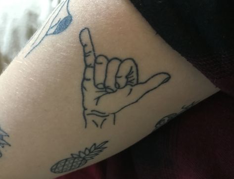 #shaka #tattoo #tattooart #tattoodesign #tattooidea Shaka Hand Tattoo, Shaka Tattoo, Tattoo Ideas For Females, Shaka Hand, Cute Ankle Tattoos, Bum Tattoo, Hawaiian Tattoo, Small Hand Tattoos, California City