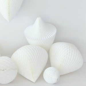 Paper Honeycomb Ornaments, Paper Baubles, Honeycomb Ornaments, Christmas Ornaments Decor, Paper Centerpieces, New Year Wedding, White Christmas Ornaments, Honeycomb Paper, White Ornaments