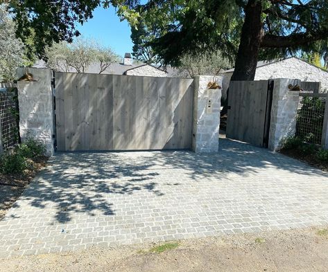 House Fence Design, Driveway Entrance, Privacy Landscaping, Driveway Design, Driveway Landscaping, Front Gate, Front Gates, Wooden Gates, Driveway Gate