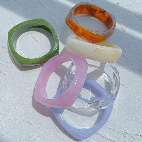 Resin Bangles Diy, Acrylic Bangles, Jewelry Bangles, Bangles Diy, Colorful Bangles, Acrylic Bracelet, Creative Jewelry Photography, Accessories Business, College Ideas