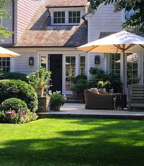 Backyard Porch, Have Inspiration, Casa Exterior, East Hampton, Garden Bed, Garden Cottage, Outdoor Rooms, Shade Garden, Front Garden