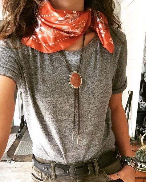 insta: @desertpearlemporium Bolo tie #texas #western #vintage Bolo Tie Women Outfit Summer, Styling A Bolo Tie, Men’s Bolo Tie Outfit, Women In Bolo Ties, Women’s Bolo Tie, How To Style Bolo Tie, Bolo Tie Men Outfit Casual, Outfit With Bolo Tie, Cowboy Bolo Tie