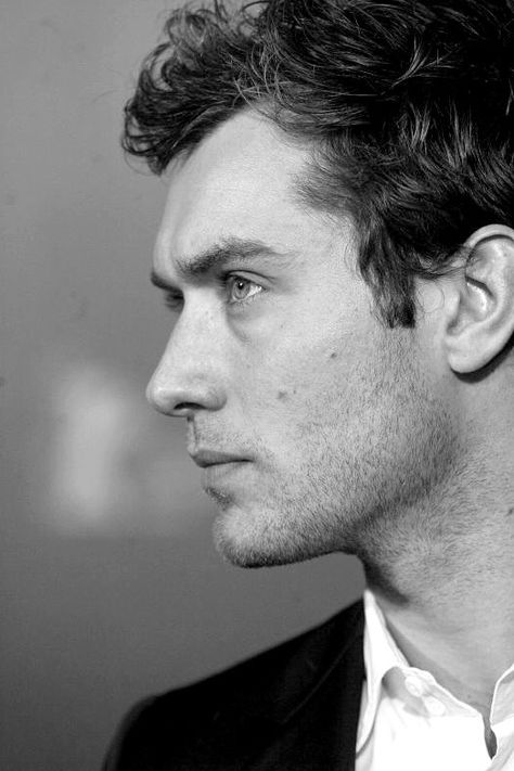 Jude Law Very Important Person, Hey Jude, Jude Law, Celebrity Portraits, Mans World, 인물 사진, Famous Faces, Good Looking Men, Side View