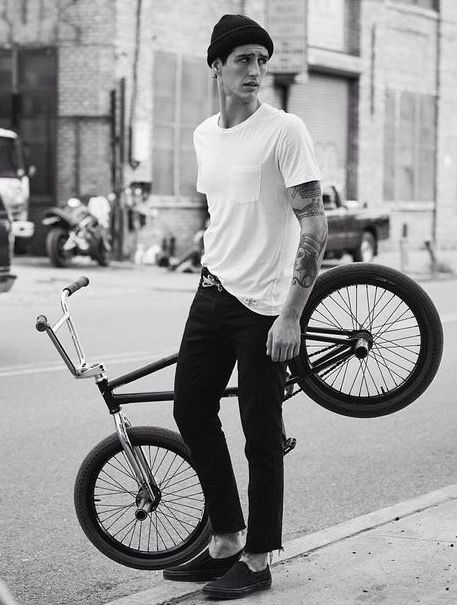 Bmx Outfit, Skate Wallpaper, Bicycle Photography, Bmx Street, Abercrombie Men, Bmx Bicycle, Bmx Freestyle, Bike Photography, Mens Outfit Inspiration