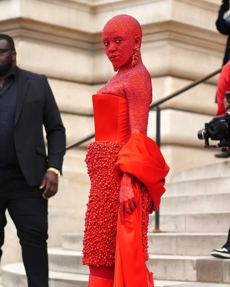 Rossy de Palma, Kylie Jenner and Doja Cat have been some of the star guests at the Schiaparelli Haute Couture show; an occasion that they have undoubtedly taken advantage of to show off the most eccentric looks of the firm. Doja Cat Met Gala 2023, Schiaparelli Haute Couture, Cat Meeting, The Firm, Female Rappers, Cat Aesthetic, Red Carpet Dresses, Doja Cat, Show Off