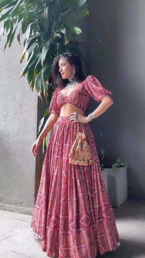 Garba Party Outfit, Outfits To Wear On Mehendi, New Style Traditional Dresses, Indian Wear Outfit Ideas, Ideas For Traditional Outfits, Styling Traditional Outfits, Traditional Dresses Indian Kurtis, Styling Indian Outfits, Trending Fashion Ideas Springtime