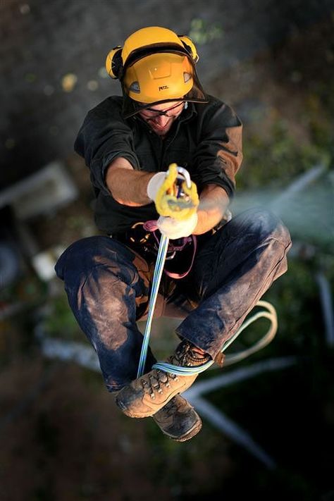 Petzl Climbing, Arborist Climbing Trees, Climbing Knots, Oil Rig Jobs, Rope Climb, Green Jobs, Tree Surgeons, Rock Climbing Gear, Tree Felling