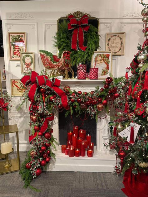 Victorian Christmas Mantle, Christmas Fireplaces, Xmas Fireplace, Elegant Christmas Tree Decorations, Christmas Mantles, Luxury Christmas Decor, Southern Christmas, Fireplace Mantles, Christmas Mantle Decor