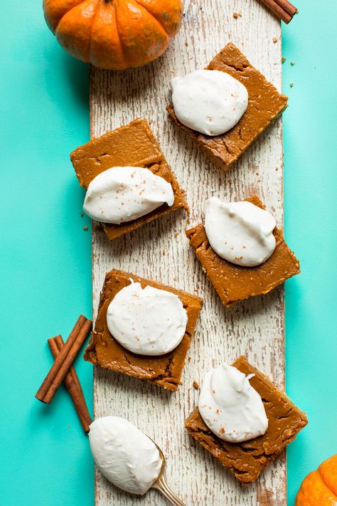 Wood plank with gluten-free vegan Pumpkin Pie Bars topped with coconut whipped cream Easy Pumpkin Bars, Pumpkin Pie Bars, Pumpkin Desserts, Minimalist Baker, Desserts Vegan, Pumpkin Bars, Pie Bars, Oreo Dessert, Pie Bar