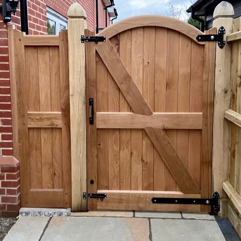 Wooden Side Gates Backyard, Curved Garden Gate, Garden Fence And Gate Ideas, Wooden Gates And Fences, Garden Gate Wood, Fence Door Design, Wooden Garden Gates Ideas, Backyard Gates And Fences, Farmhouse Gate Design