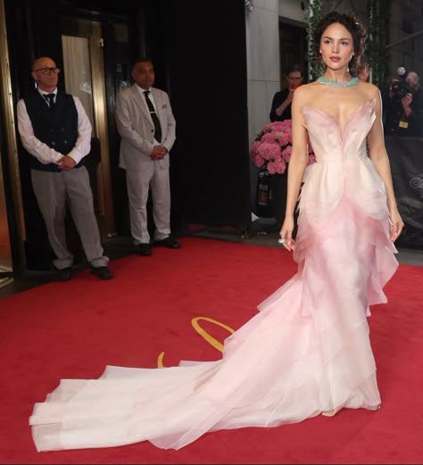 Pink Gown Red Carpet, Dua Lipa Gown, Pink Runway Dress, Pink Red Carpet Dress, Creative Dress Design, Yule Ball Gowns, Pink Red Carpet, Premiere Dresses, Fashion Long Dresses