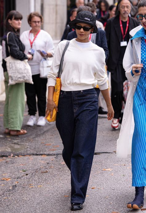 Model Off Duty Style 90s, Fall Denim Trends, Taylor Russell, Beach Blouse, Fall Denim, Jean Trends, Denim Trends, Outfit Look, Celebrity Street Style