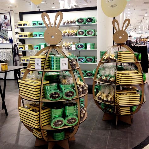 Easter Display Retail, Easter Visual Merchandising, Easter Window Display, Gift Shop Displays, Easter Window, Easter Display, Retail Displays, Cardboard Display, Scandinavian Traditional