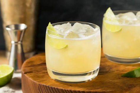 ▷ Tommy’s Margarita Mix: an Unique Recipe | Altos Tequila Honey Bee Cocktail, Jameson Cocktails, Bee Cocktail, Irish Whiskey Brands, Irish Cocktails, Pickle Vodka, Irish Drinks, Gold Drinks, Irish Beer