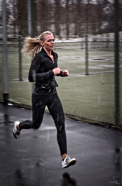 rain or shine ~ to have this drive is awe-inspiring Running In Snow, Running In The Rain, I Love To Run, Marathon Training Plan, Lady Antebellum, Running Socks, Sweat It Out, Running Leggings, Girl Running