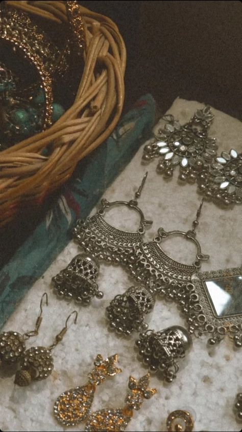 Desi jewellery collection Desi Jewellery Aesthetic, Desi Jewelry Aesthetic, Mera Aesthetic, Aesthetic Bangles, Desi Girl Aesthetic, Desi Jewellery, Chains Aesthetic, Desi Jewelry, Oxidised Earrings