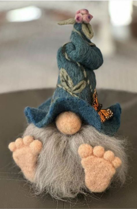 2022 Costumes, Tovad Ull, Needle Felted Ornaments, Neil Patrick, Needle Felting Diy, Needle Felted Christmas, Felted Wool Crafts, Wool Needle Felting, Wet Felting Projects