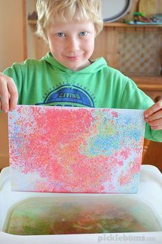 Floating Chalk Printing - an easy yet magical art activity Fun Art Preschool, Floating Chalk Prints, Space Art Background, Outside Art Activities For Kids, Chalk Art On Paper, Magic Water Painting, Chalk Prints, Plastic Knife, Chalk Painting