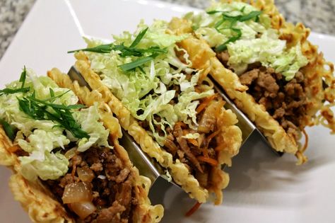 Ramen noodle taco shells! - Ramen noodle pork tacos Taco Shell, How To Make Ramen, Cronut, Pork Tacos, Ramen Noodle, Taco Stuffed Shells, Taco Night, Ramen Noodles, Taco Tuesday