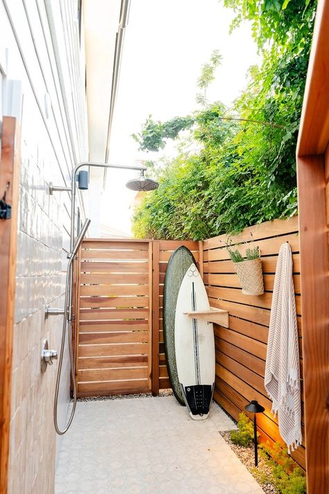 Neptune Outdoor Surfboard Rack, Outside Shower Ideas, Outdoor Shower Inspiration, Oasis Landscape, Outdoor Firepits, Hawaii Beach House, Outdoor Shower Beach, Newport House, Outdoor Shower Diy