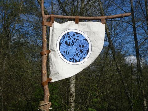 campsite banner... logo looks too perfect, but the display is interesting Viking Banner, Larp Camp, Vikings Banner, Viking Tent, Medieval Banner, Viking Camp, Viking Party, Royal Decorations, Banner Logo